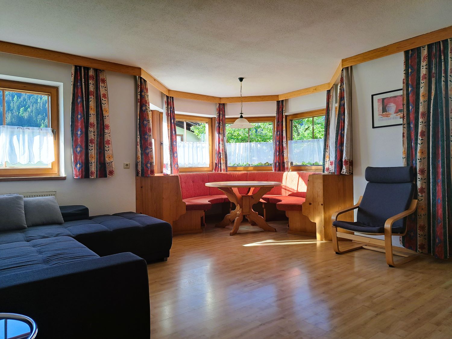 Wohnzimmer mit Erker der Ferienwohnung Roßkopf