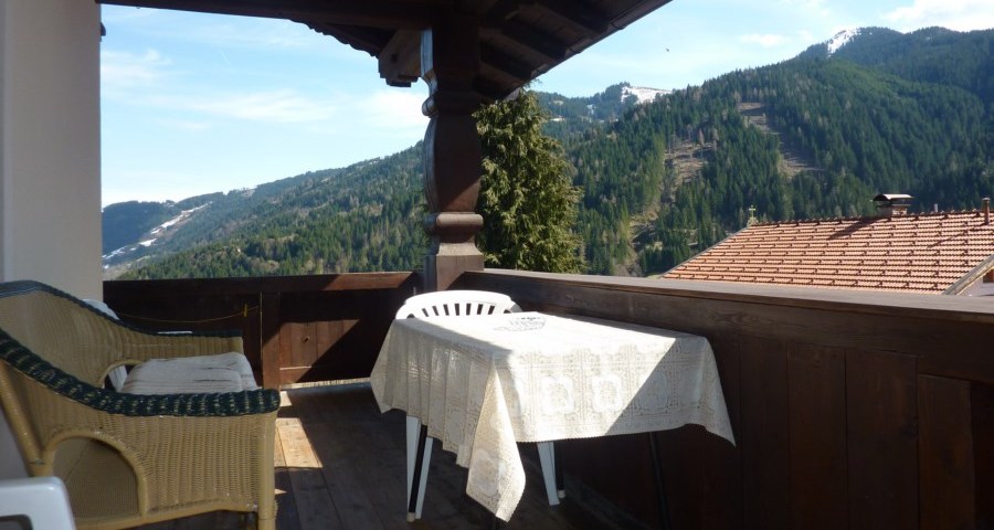 Sitzecke auf Ihrem Balkon mit Panoramablick